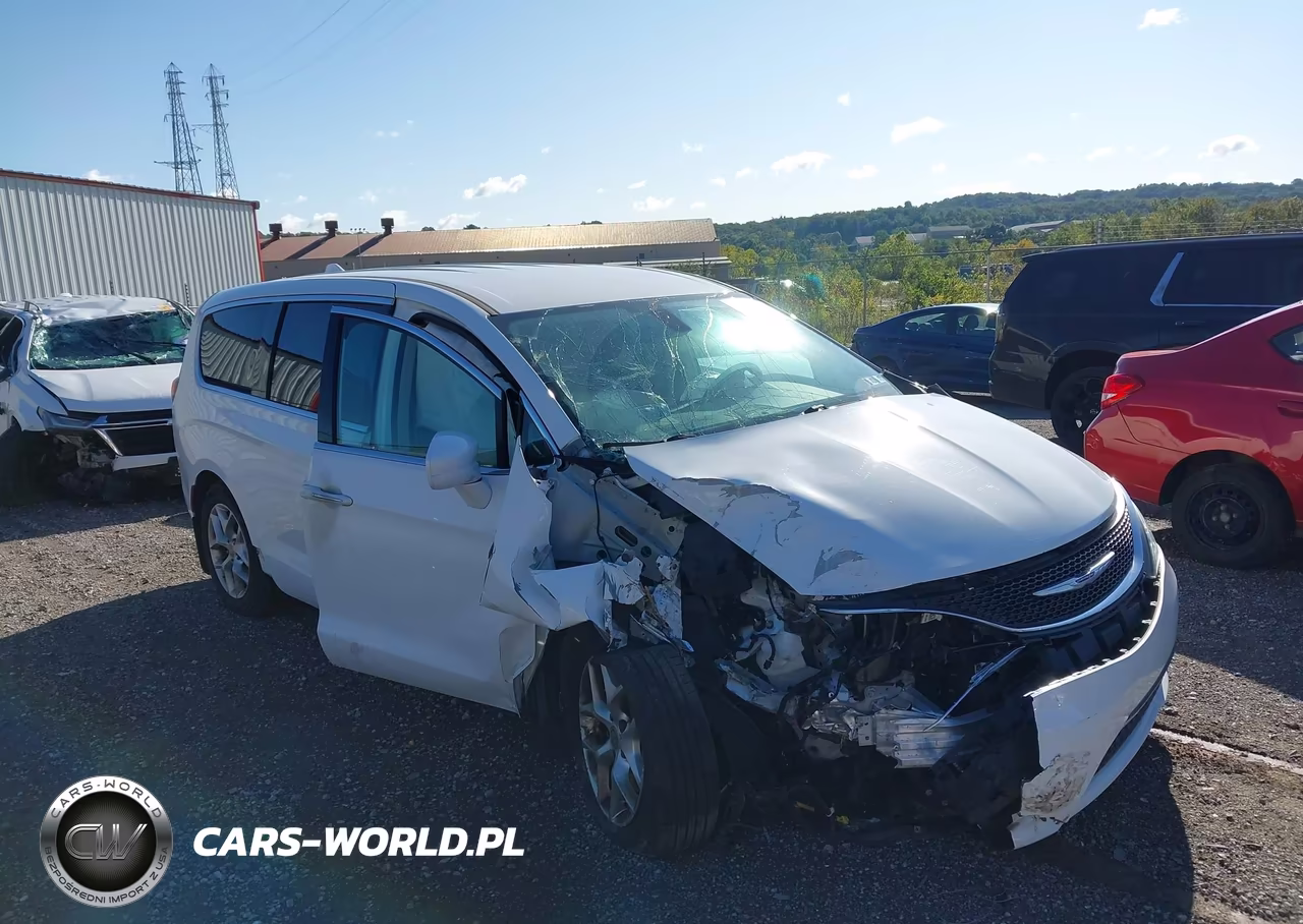 2020 Chrysler Pacifica Touring VIN:2C4RC1FG4LR106292 - 1