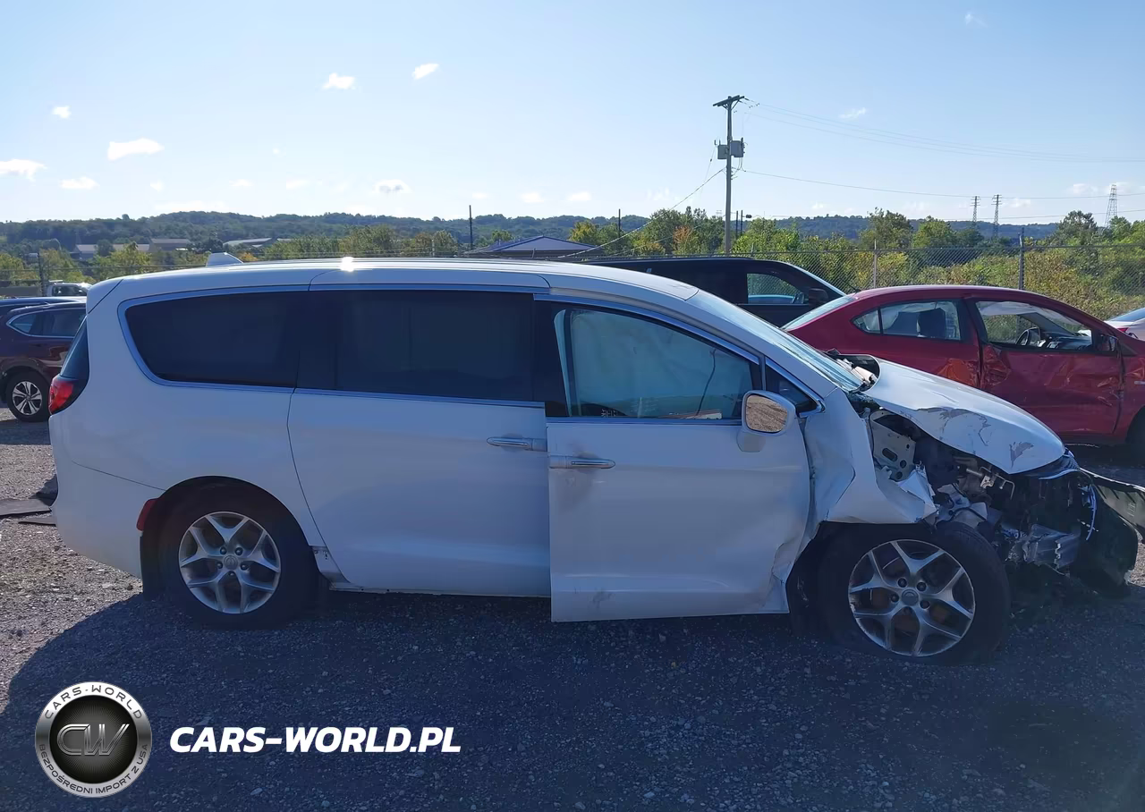 2020 Chrysler Pacifica Touring VIN:2C4RC1FG4LR106292 - 13