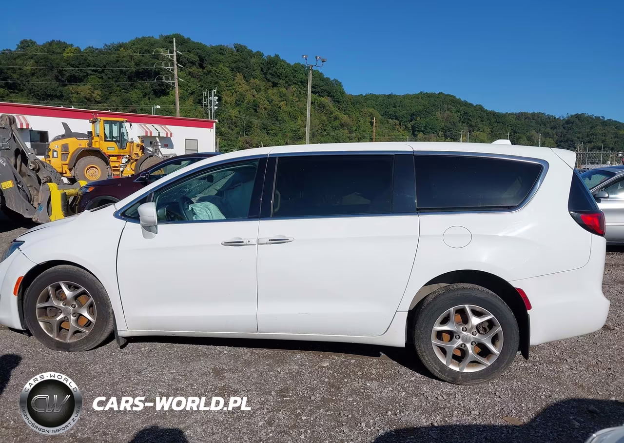 2020 Chrysler Pacifica Touring VIN:2C4RC1FG4LR106292 - 14
