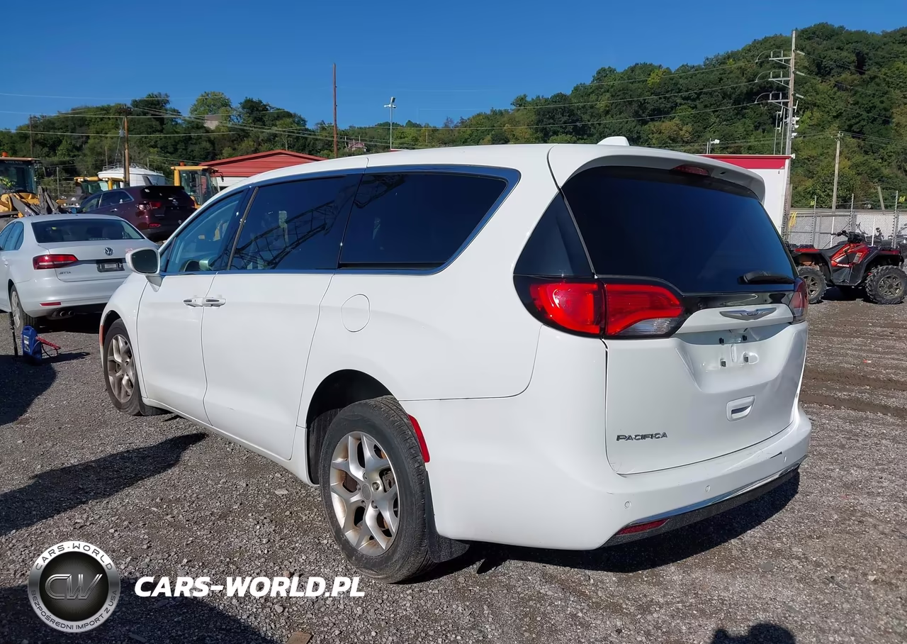 2020 Chrysler Pacifica Touring VIN:2C4RC1FG4LR106292 - 3