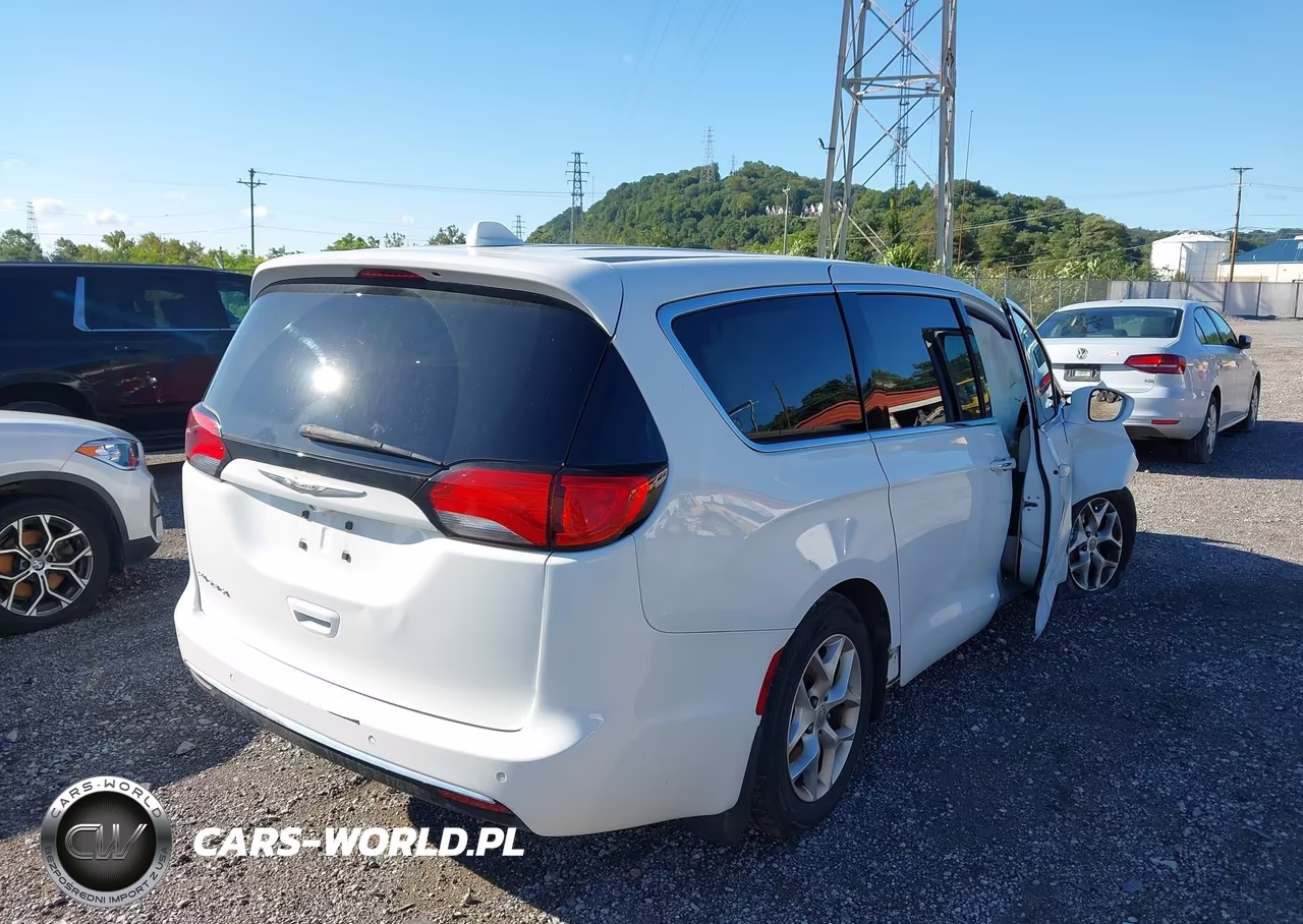 2020 Chrysler Pacifica Touring VIN:2C4RC1FG4LR106292 - 4