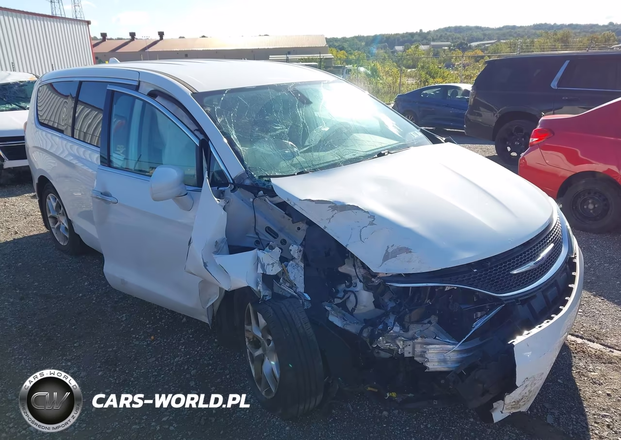 2020 Chrysler Pacifica Touring VIN:2C4RC1FG4LR106292 - 6