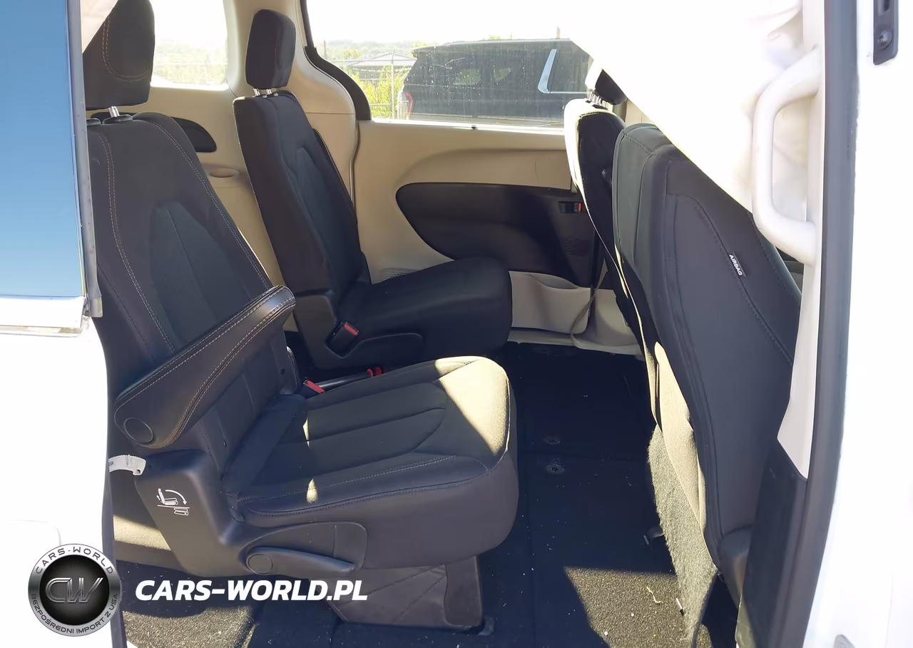 2020 Chrysler Pacifica Touring VIN:2C4RC1FG4LR106292 - 8