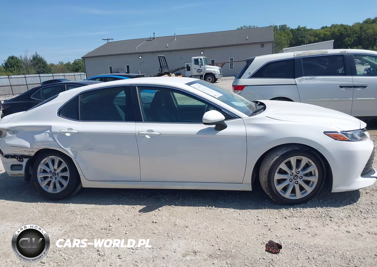 2018 Toyota Camry Le VIN:4T1B11HK4JU573216 - 13