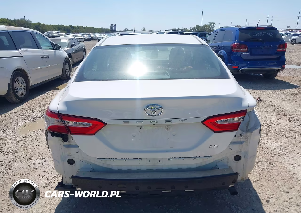 2018 Toyota Camry Le VIN:4T1B11HK4JU573216 - 16