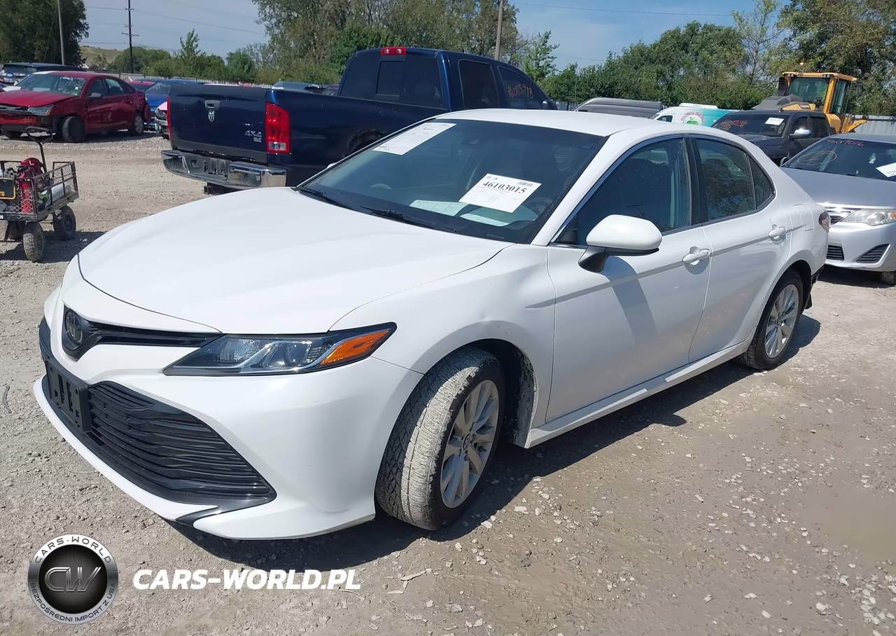 2018 Toyota Camry Le VIN:4T1B11HK4JU573216 - 2