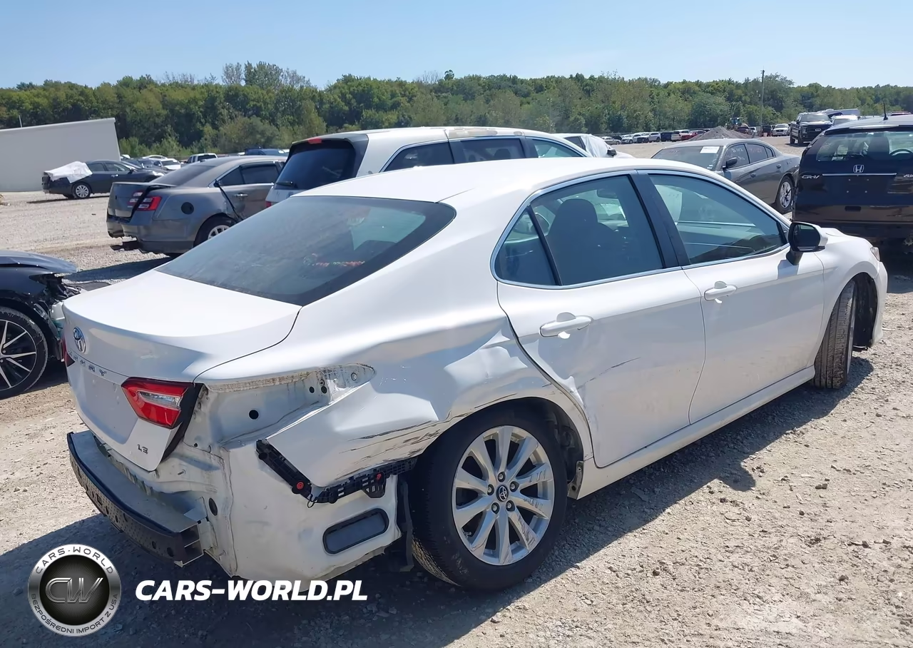 2018 Toyota Camry Le VIN:4T1B11HK4JU573216 - 4