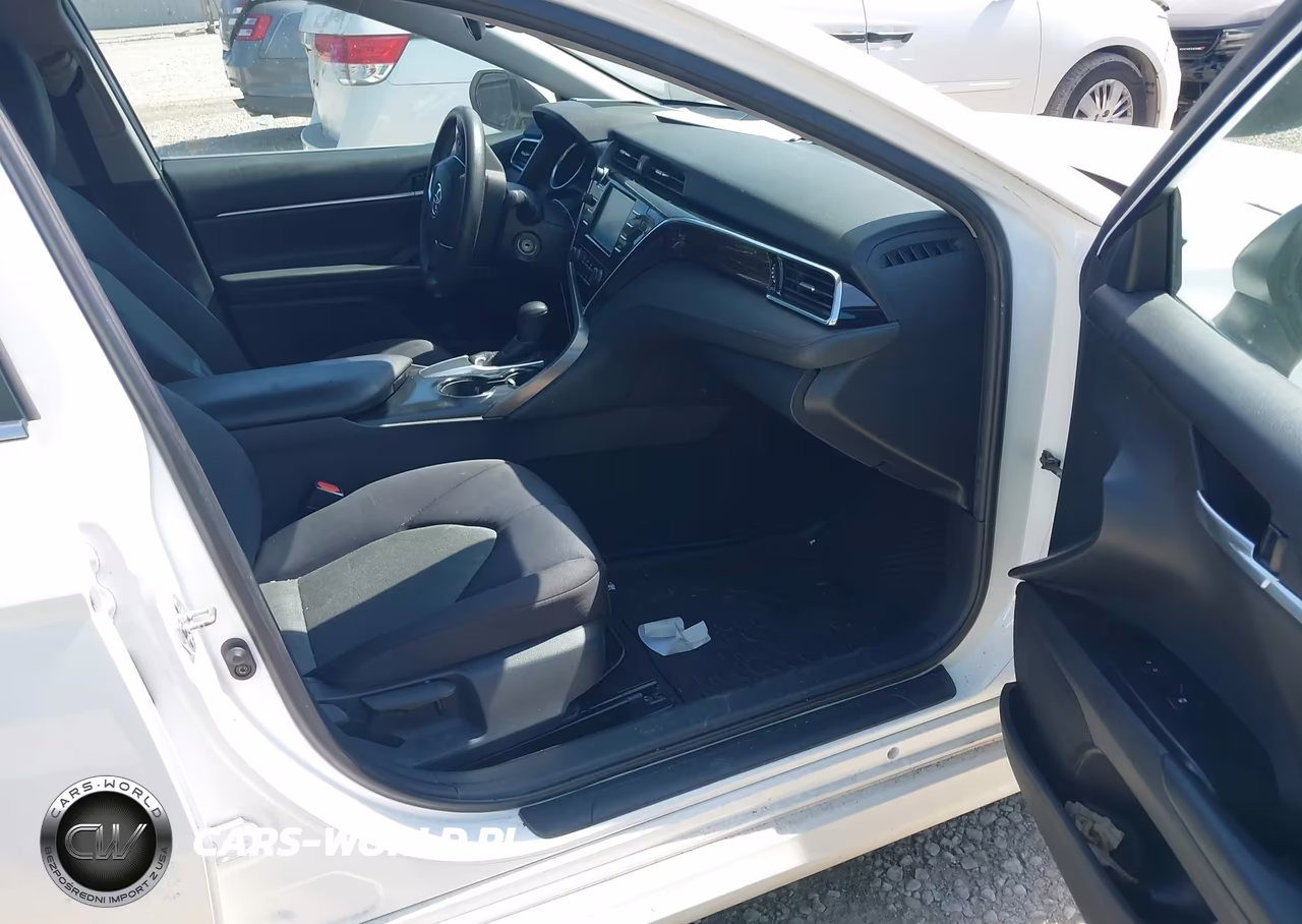 2018 Toyota Camry Le VIN:4T1B11HK4JU573216 - 5