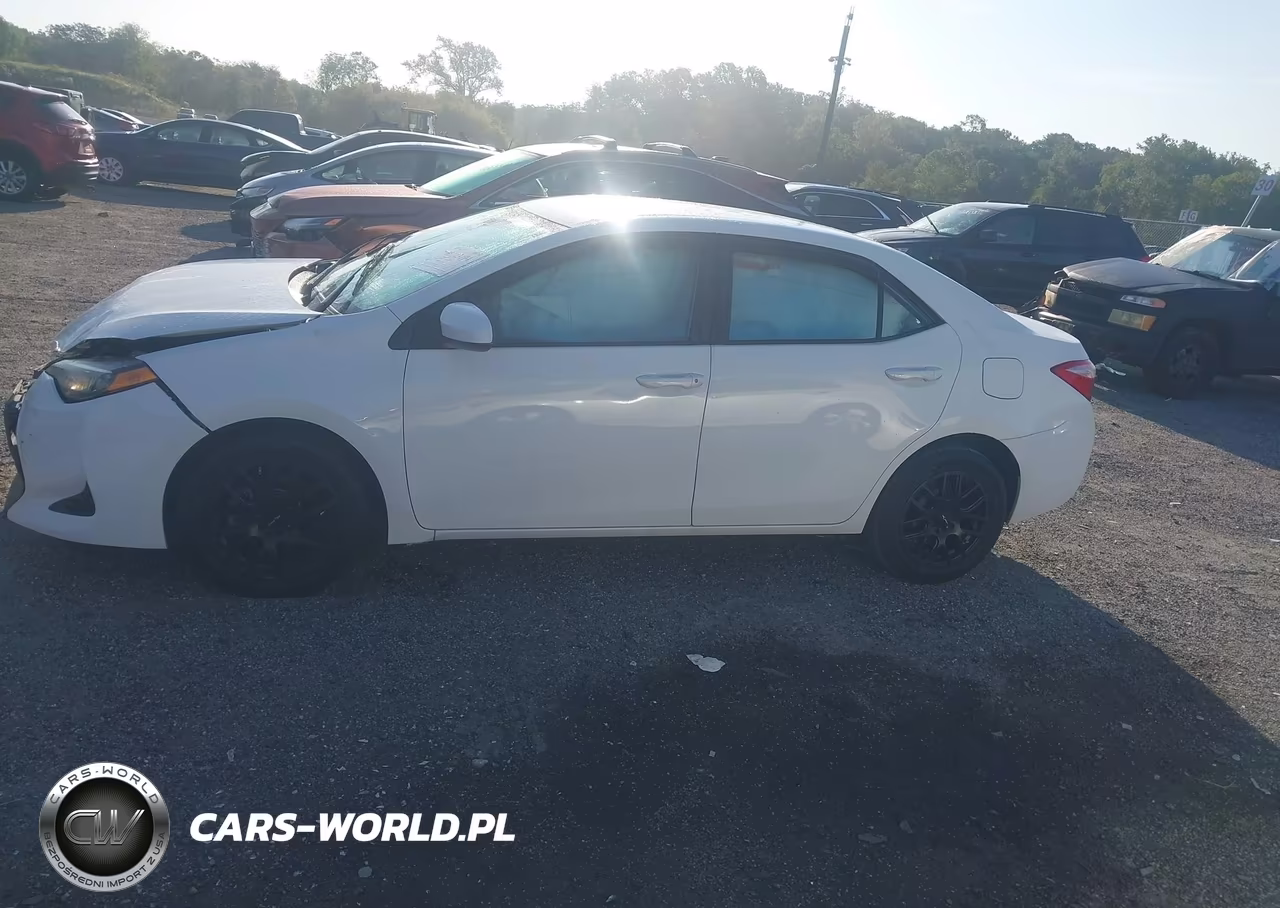 2017 Toyota Corolla Le VIN:5YFBURHE8HP570461 - 14