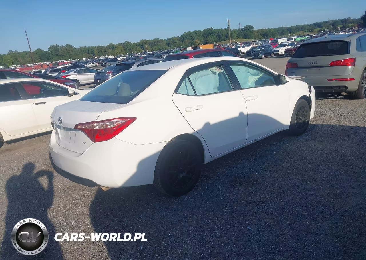 2017 Toyota Corolla Le VIN:5YFBURHE8HP570461 - 4