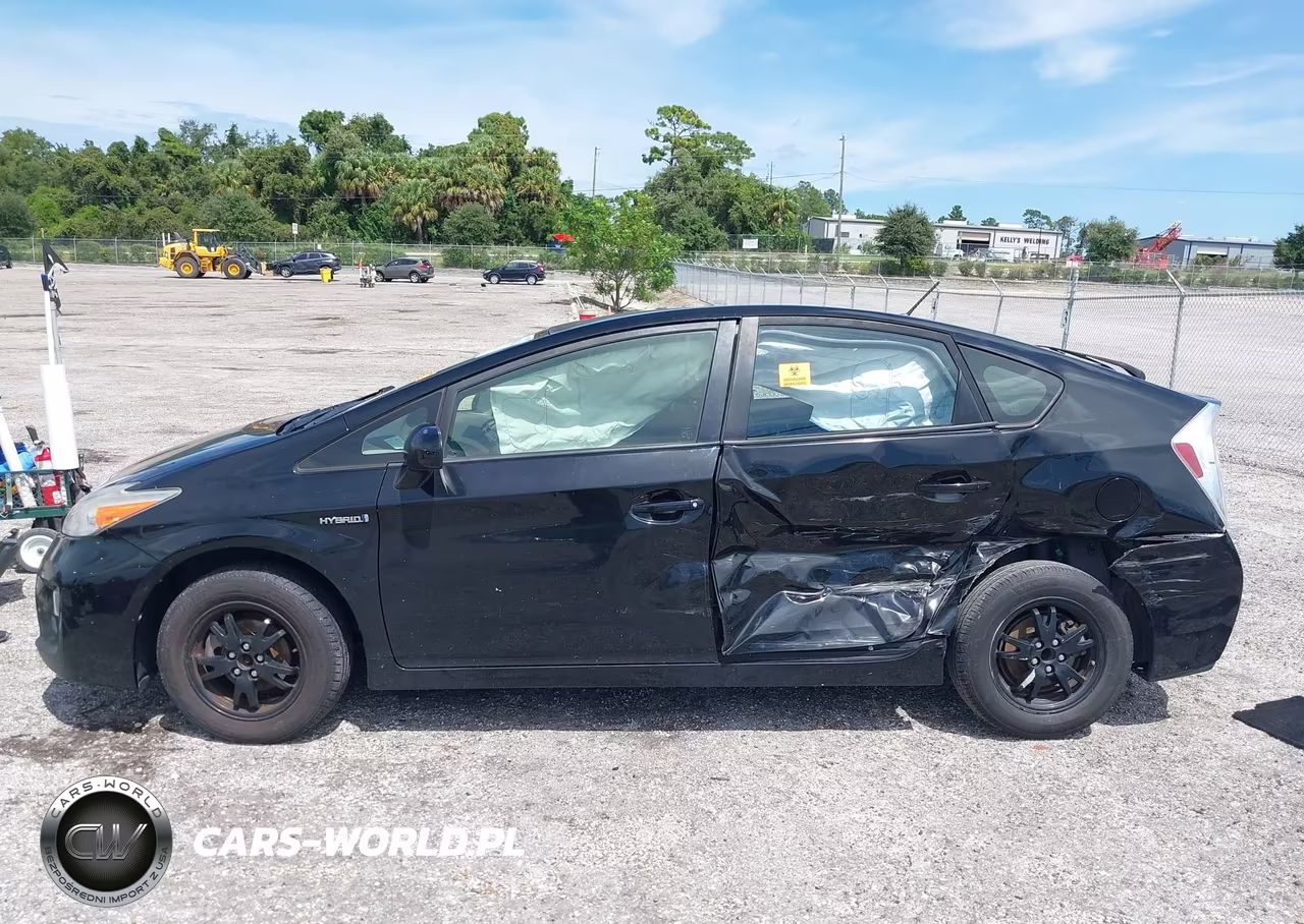 2015 Toyota Prius Two VIN:JTDKN3DUXF0483322 - 14