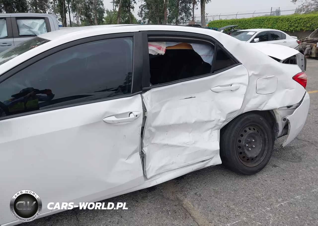 2018 Toyota Corolla Le VIN:2T1BURHE4JC071632 - 13
