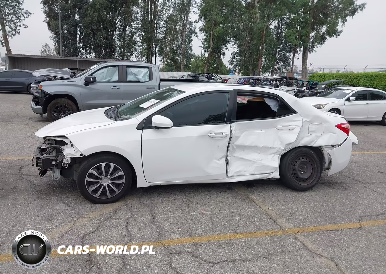 2018 Toyota Corolla Le VIN:2T1BURHE4JC071632 - 17