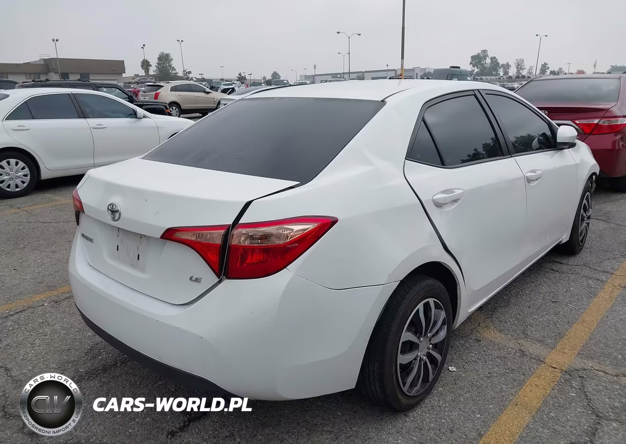 2018 Toyota Corolla Le VIN:2T1BURHE4JC071632 - 4