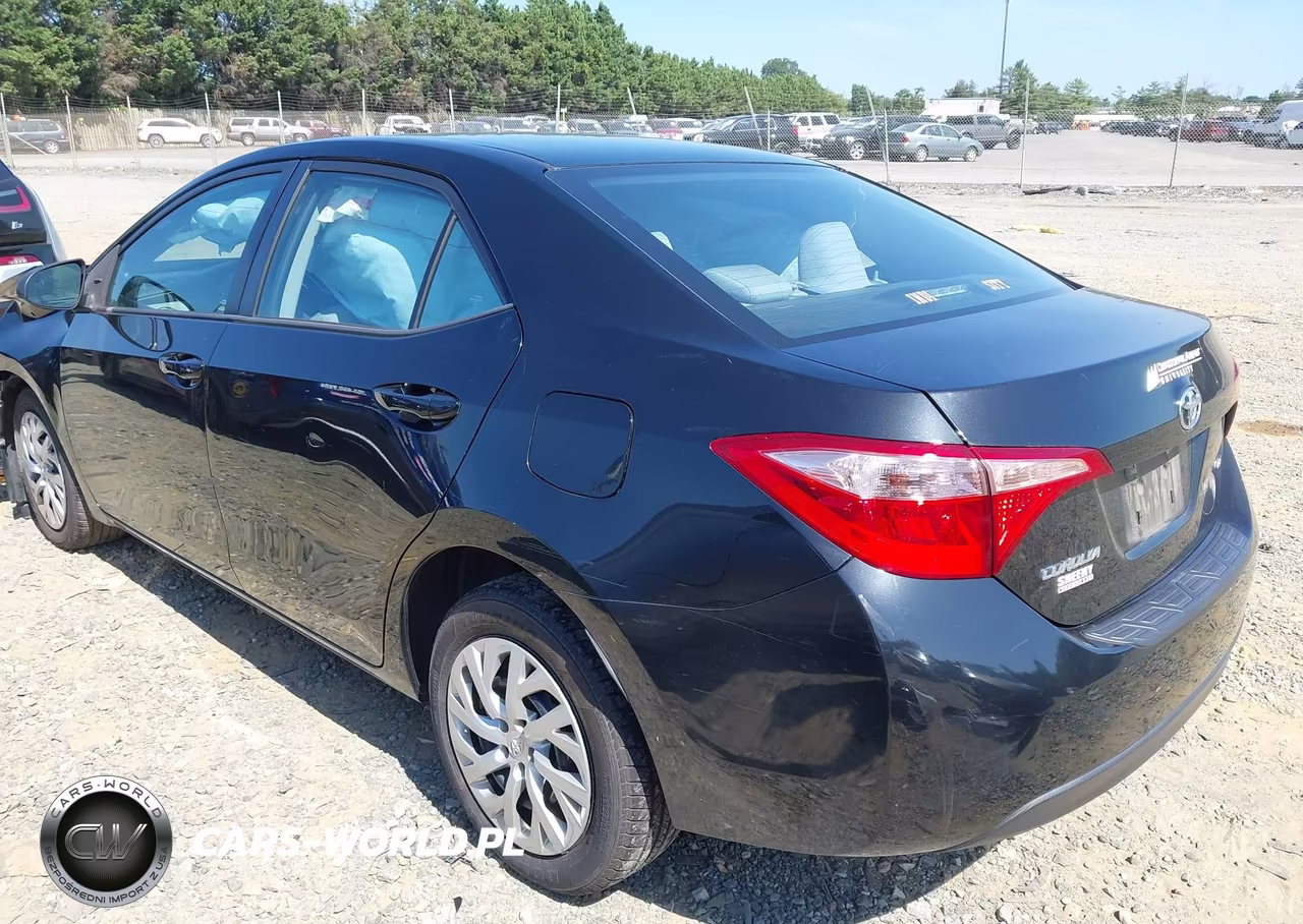 2017 Toyota Corolla Le VIN:2T1BURHE8HC935608 - 3