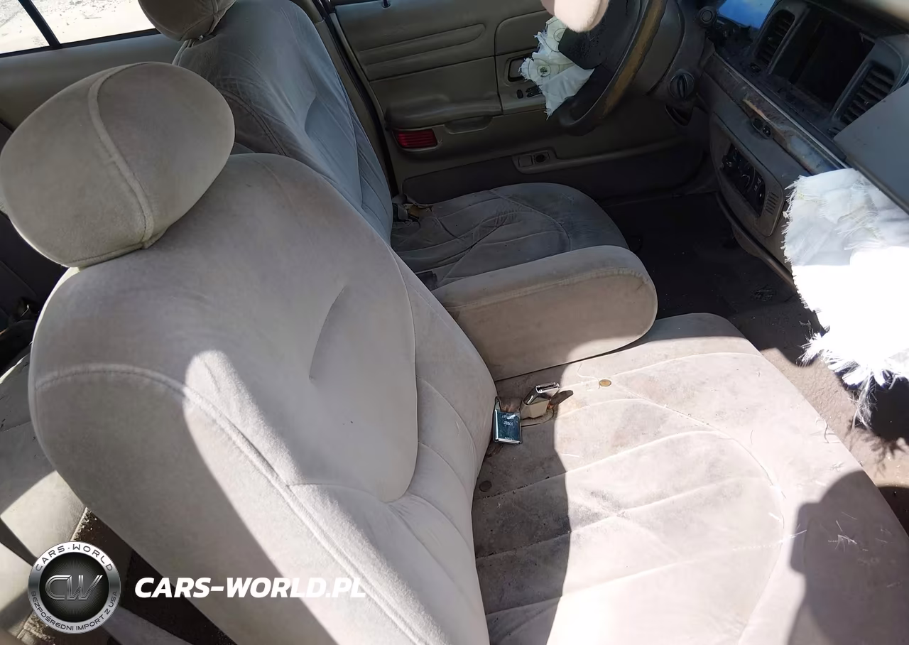 2000 Ford Crown Victoria VIN:2FAFP73W5YX155323 - 17