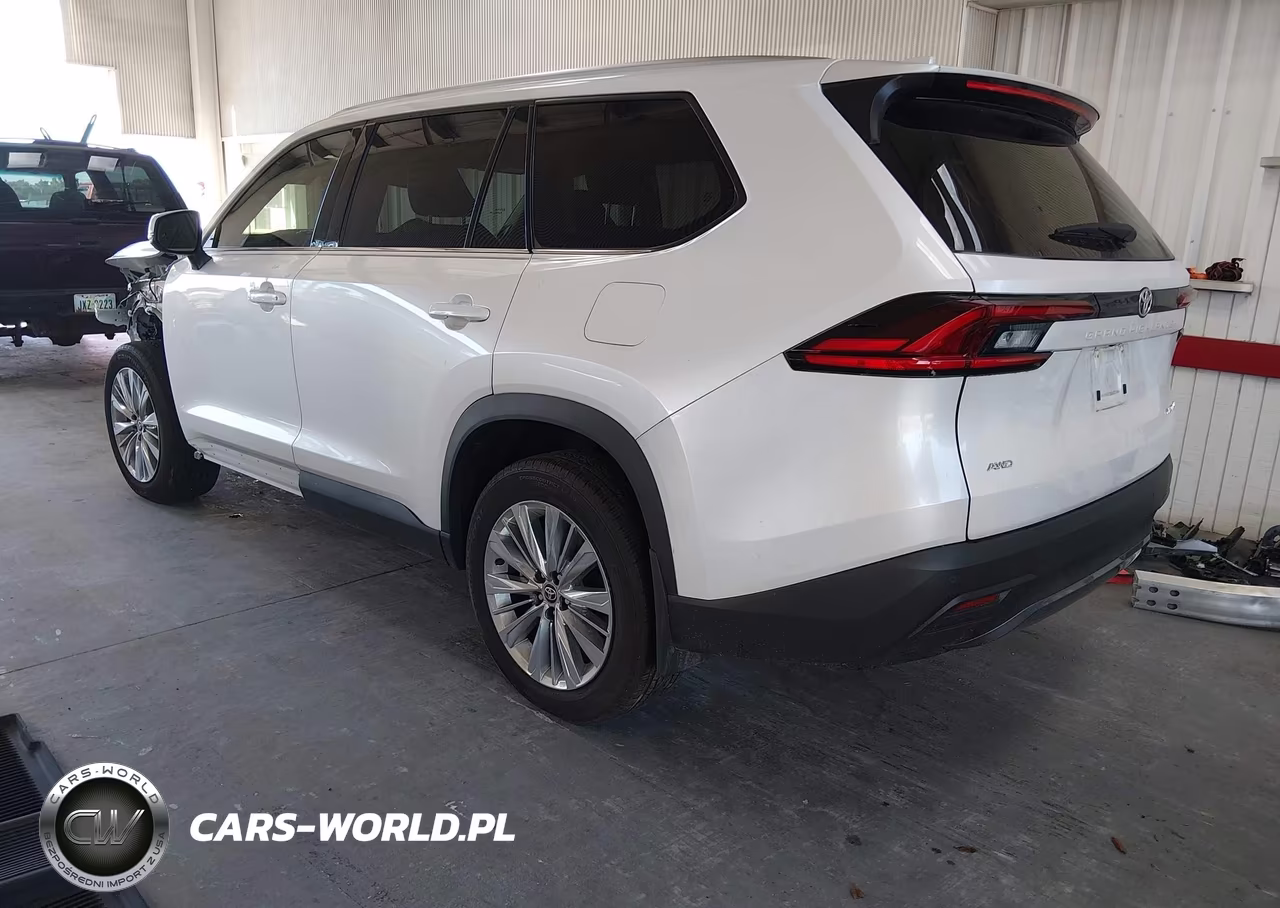 2025 Toyota Grand Highlander Platinum VIN:5TDAAAB55SS096174 - 3