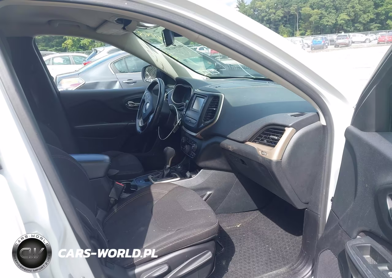 2016 Jeep Cherokee Latitude VIN:1C4PJMCB6GW131831 - 5