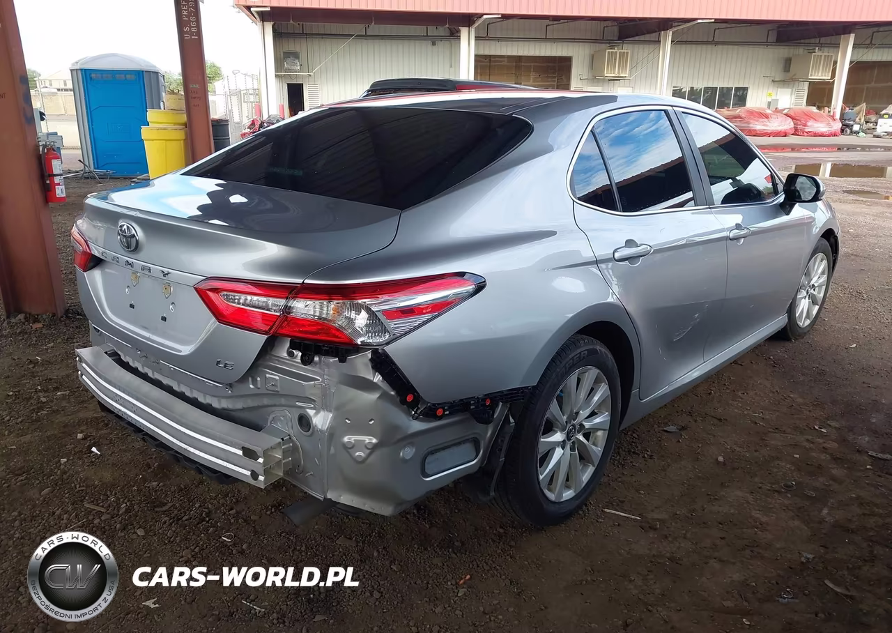 2018 Toyota Camry Le VIN:4T1B11HK5JU571314 - 4