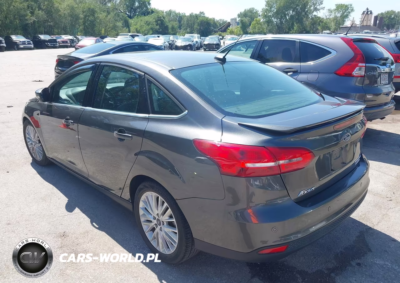 2015 Ford Focus Titanium VIN:1FADP3J28FL323935 - 3