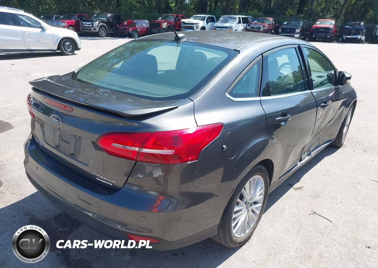 2015 Ford Focus Titanium VIN:1FADP3J28FL323935 - 4