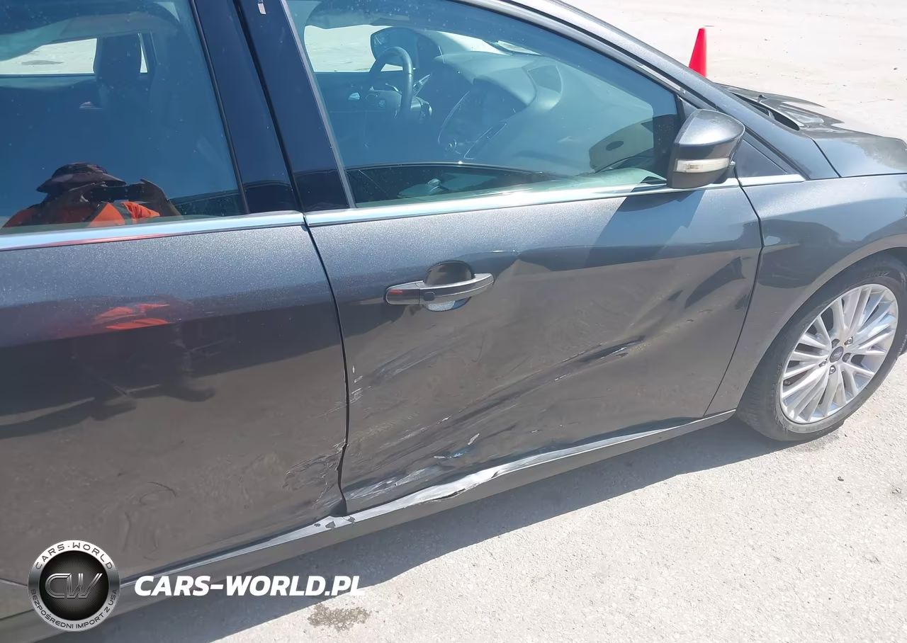 2015 Ford Focus Titanium VIN:1FADP3J28FL323935 - 6