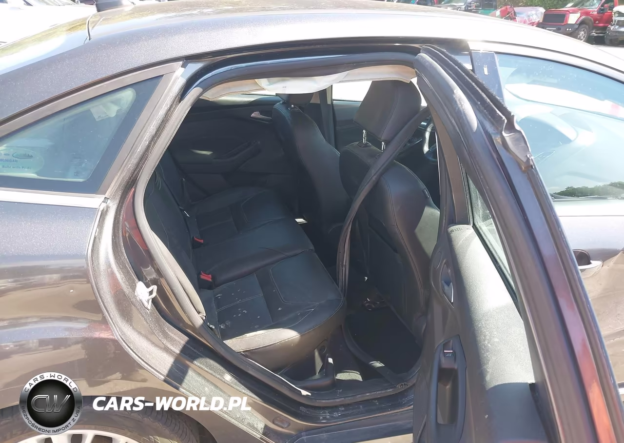 2015 Ford Focus Titanium VIN:1FADP3J28FL323935 - 8