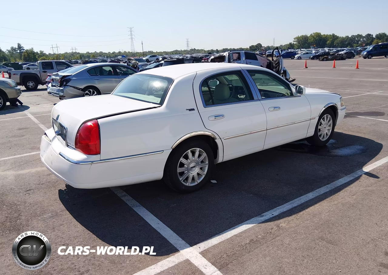 2007 Lincoln Town Car Signature Limited VIN:1LNHM82W07Y600726 - 4