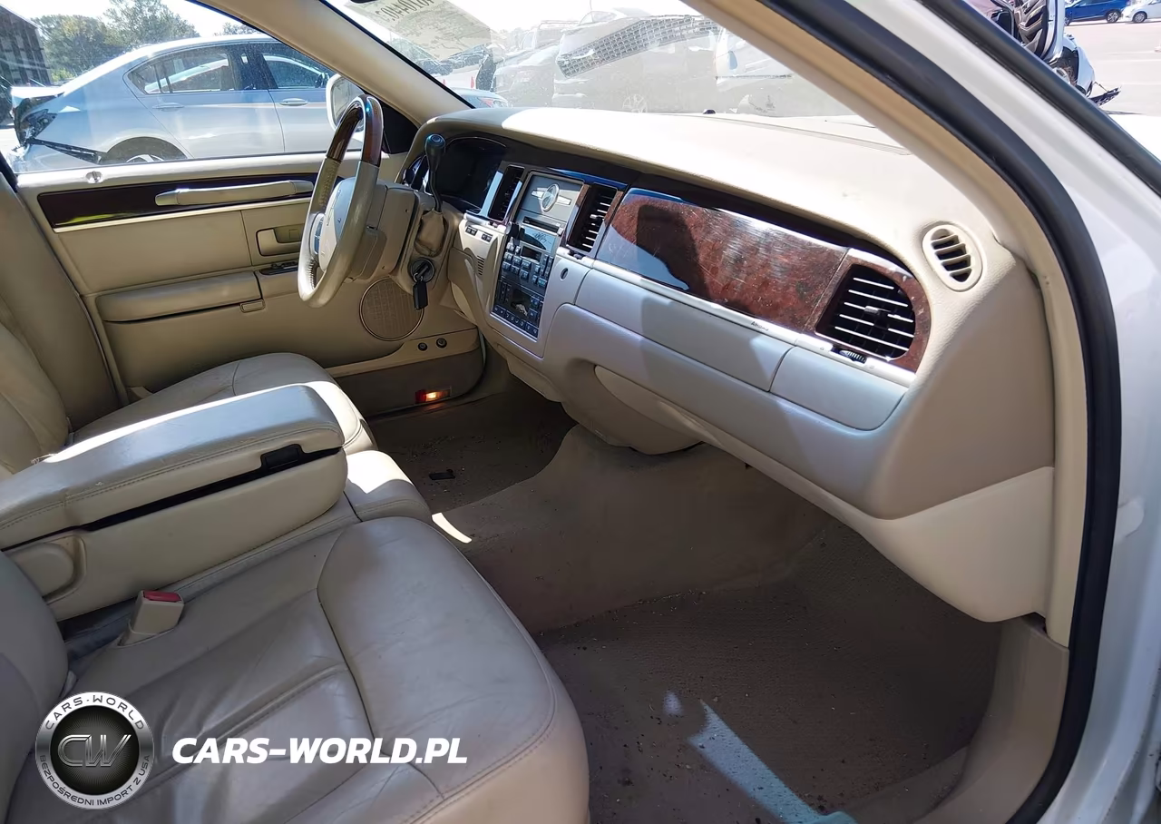 2007 Lincoln Town Car Signature Limited VIN:1LNHM82W07Y600726 - 5