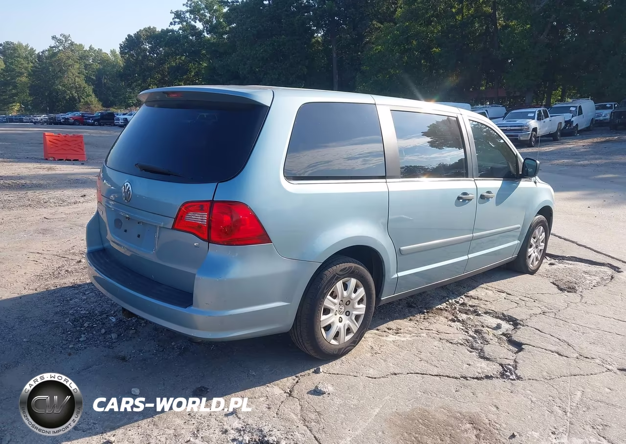 2010 Volkswagen Routan S VIN:2V4RW4D10AR209171 - 4