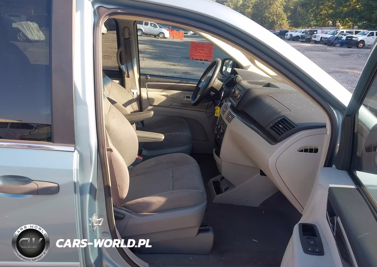 2010 Volkswagen Routan S VIN:2V4RW4D10AR209171 - 5