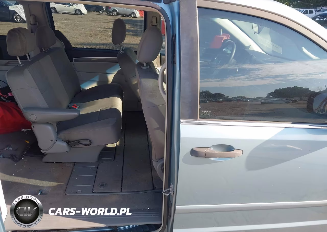 2010 Volkswagen Routan S VIN:2V4RW4D10AR209171 - 8