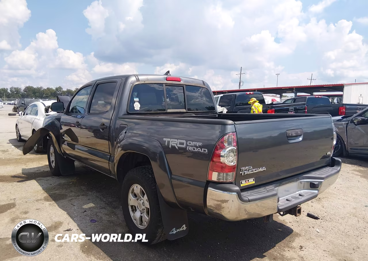 2015 Toyota Tacoma Base V6 VIN:3TMLU4EN8FM196918 - 3