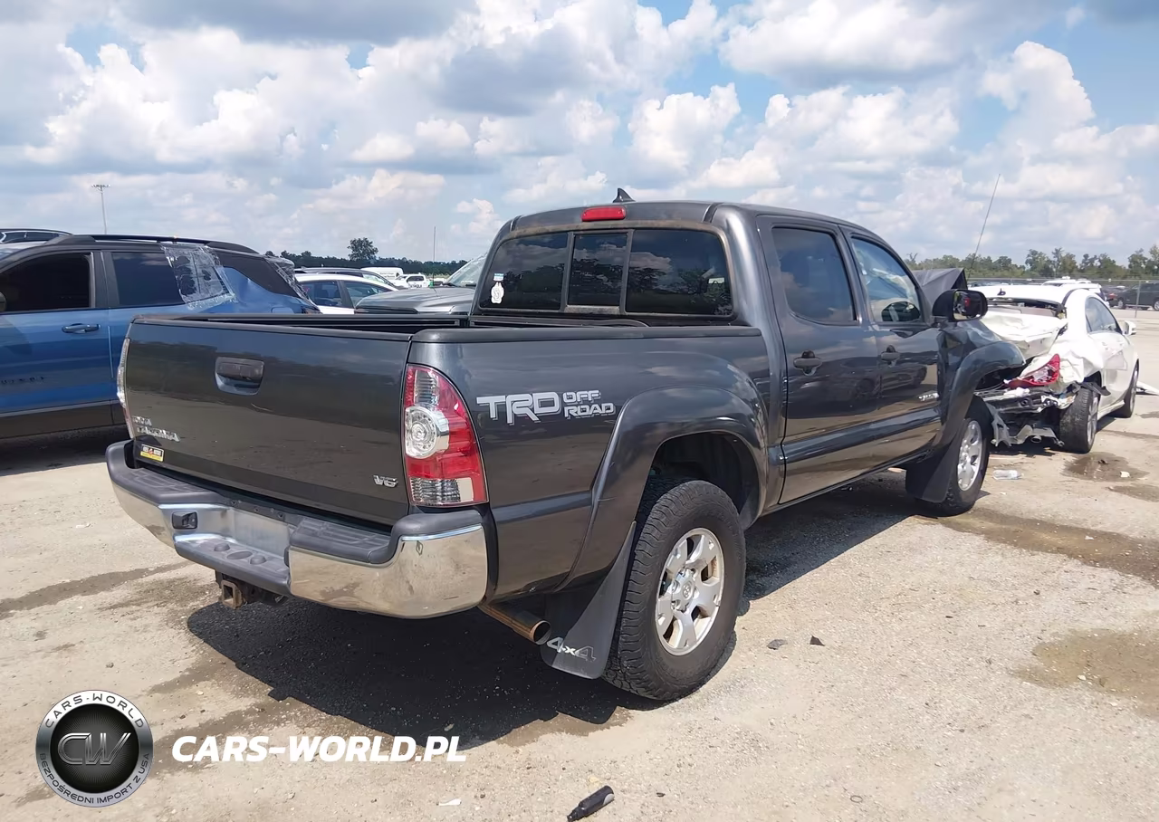 2015 Toyota Tacoma Base V6 VIN:3TMLU4EN8FM196918 - 4