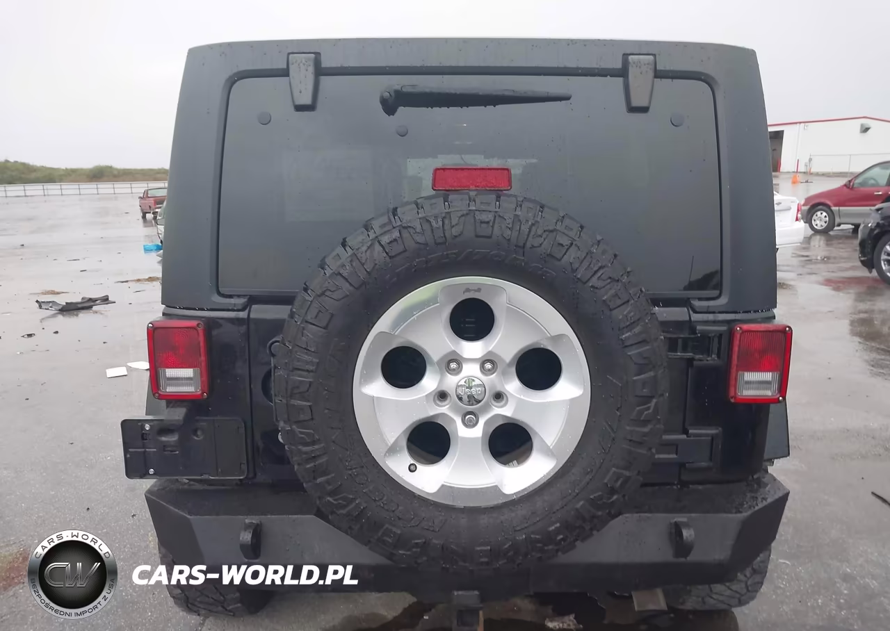 2014 Jeep Wrangler Unlimited Sahara VIN:1C4BJWEG4EL163755 - 16