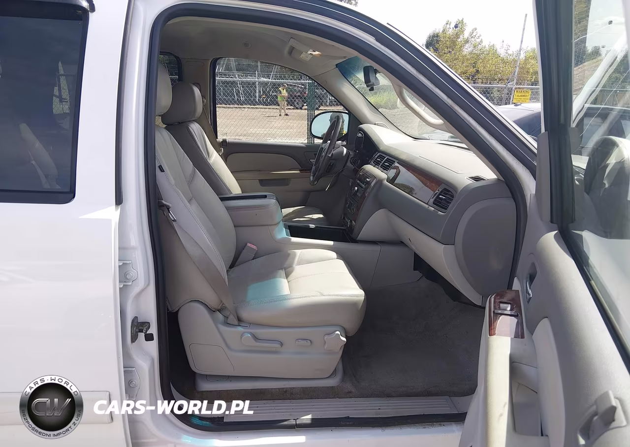 2010 Chevrolet Tahoe Lt VIN:1GNUKBE01AR233812 - 5