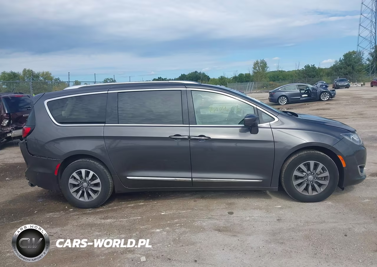 2020 Chrysler Pacifica Touring L Plus VIN:2C4RC1EG3LR100582 - 13
