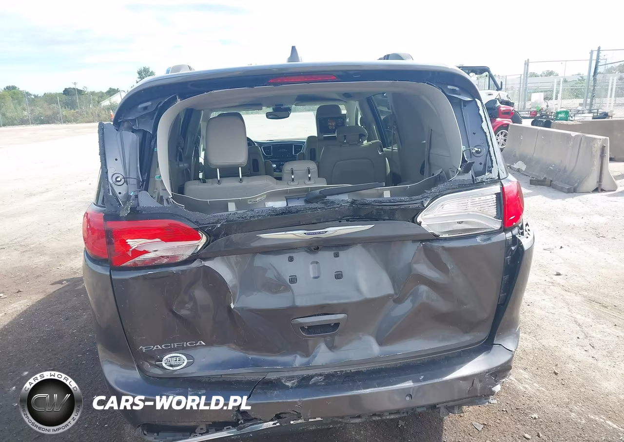 2020 Chrysler Pacifica Touring L Plus VIN:2C4RC1EG3LR100582 - 16