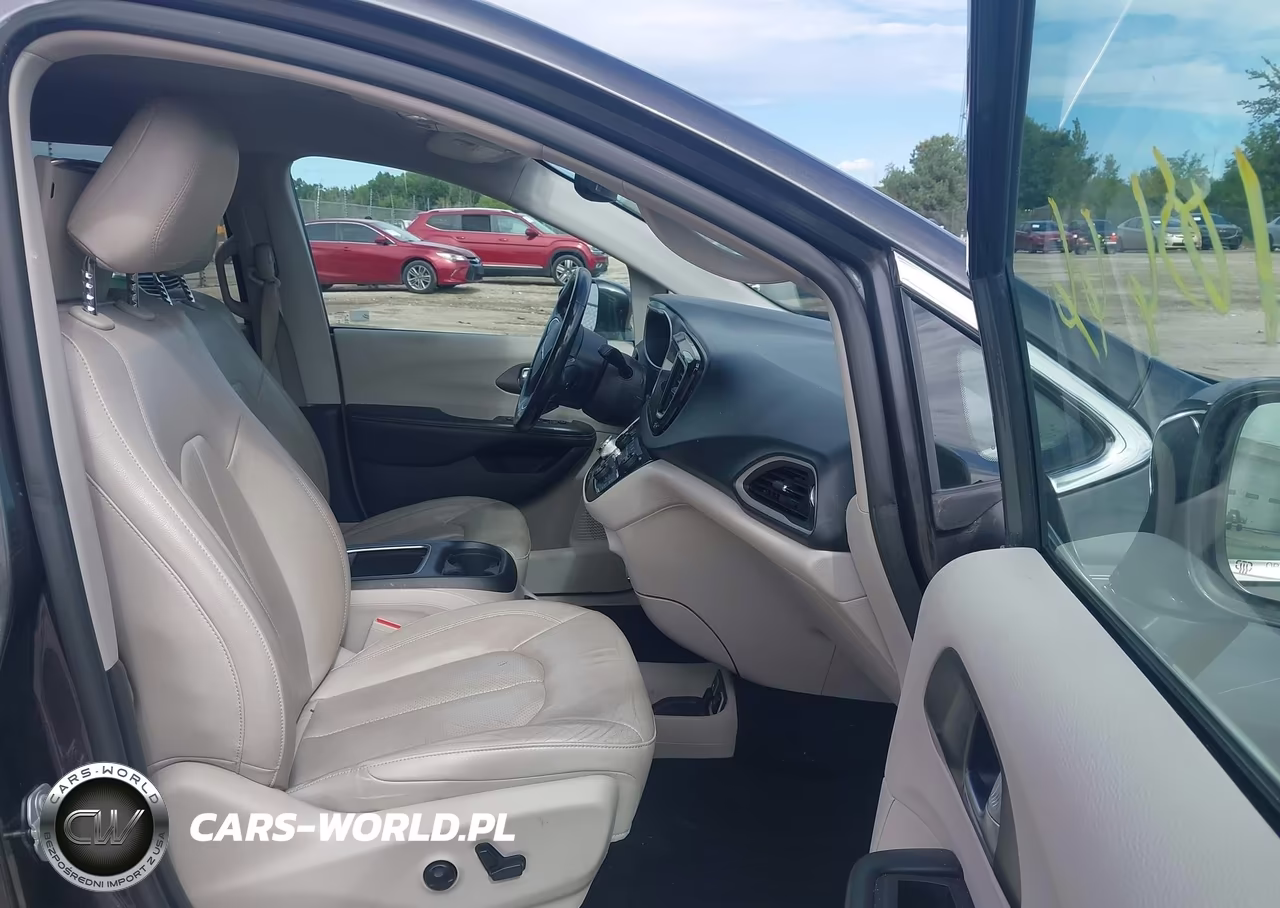 2020 Chrysler Pacifica Touring L Plus VIN:2C4RC1EG3LR100582 - 5