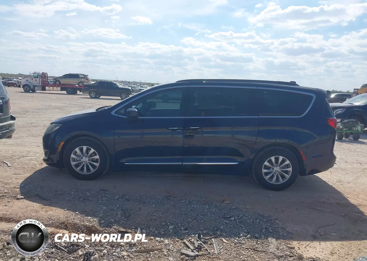 2017 Chrysler Pacifica Touring-L VIN:2C4RC1BGXHR665617 - 14