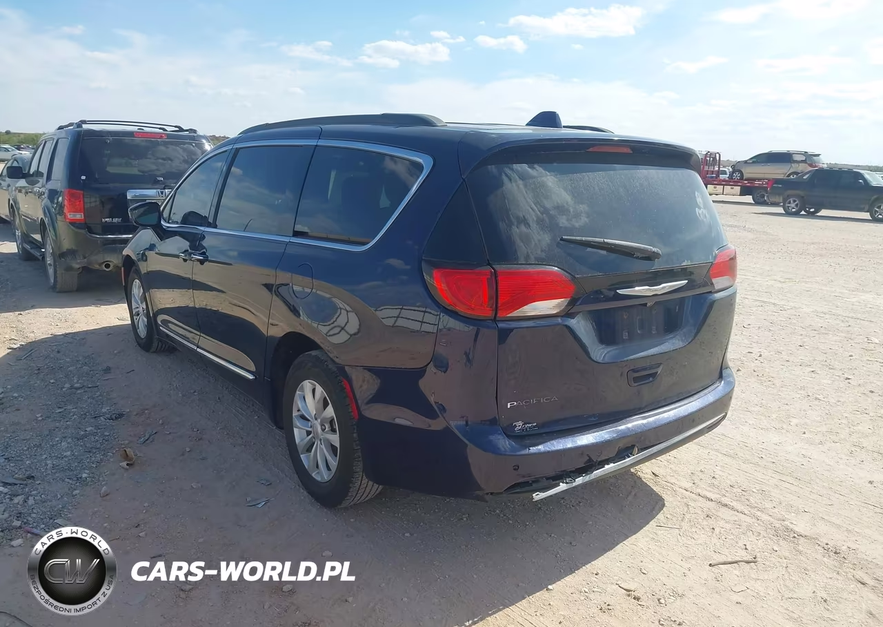 2017 Chrysler Pacifica Touring-L VIN:2C4RC1BGXHR665617 - 3