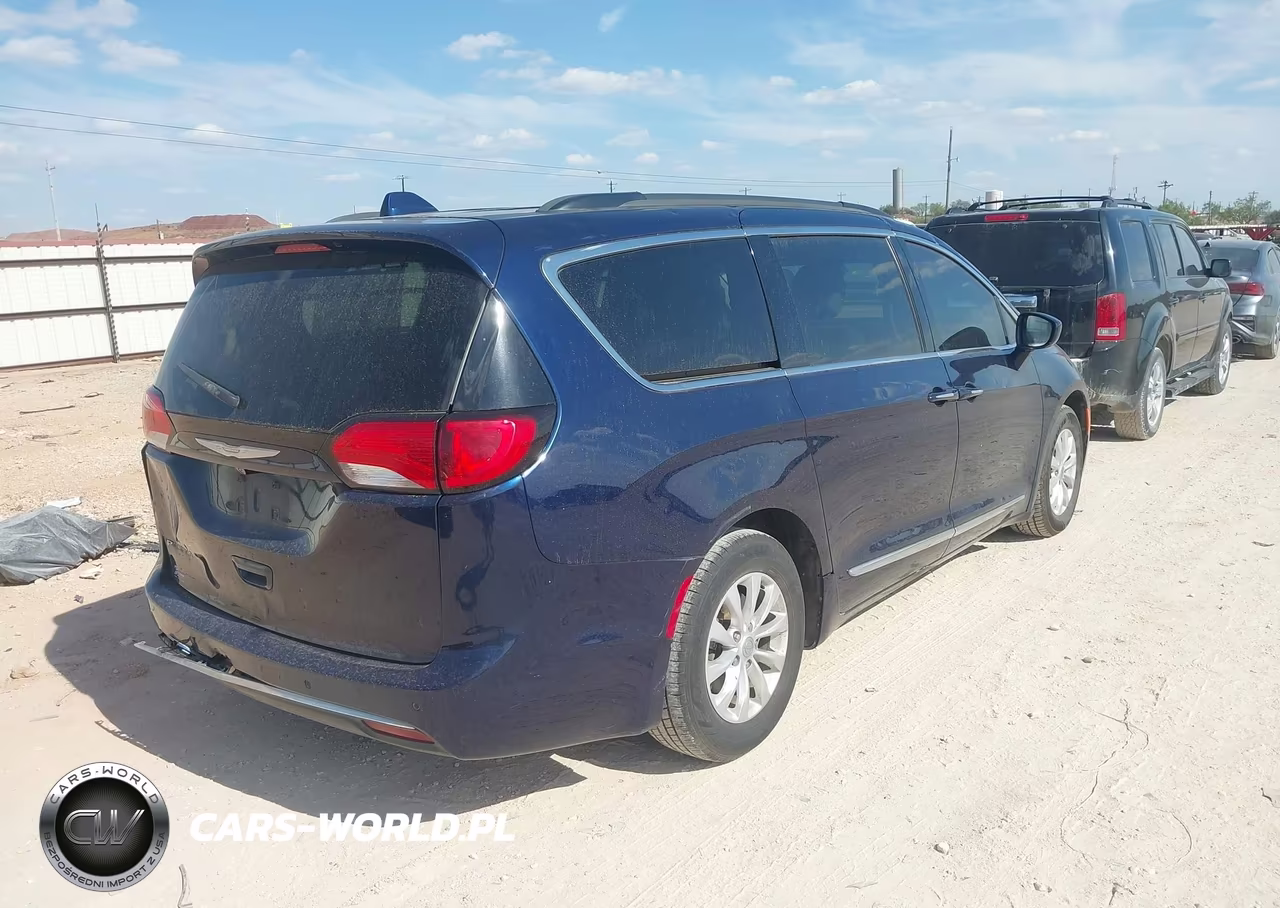 2017 Chrysler Pacifica Touring-L VIN:2C4RC1BGXHR665617 - 4