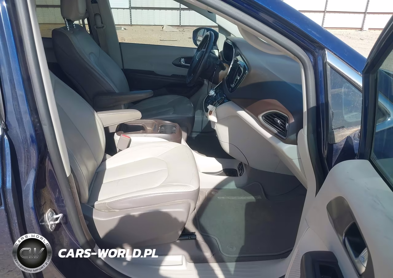 2017 Chrysler Pacifica Touring-L VIN:2C4RC1BGXHR665617 - 5