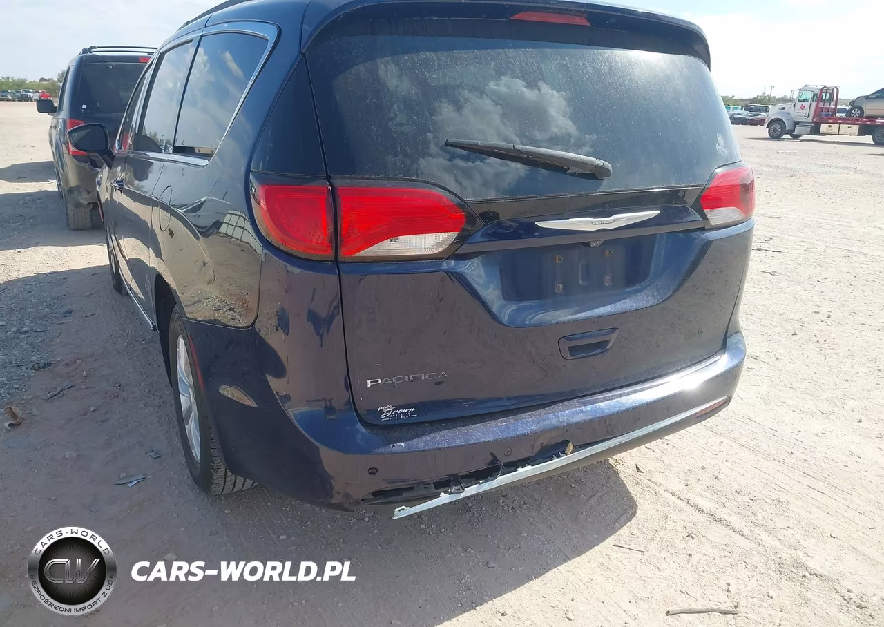 2017 Chrysler Pacifica Touring-L VIN:2C4RC1BGXHR665617 - 6