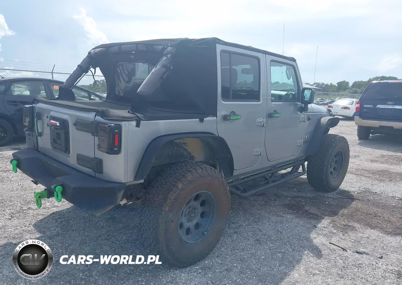 2017 Jeep Wrangler Unlimited Sahara 4X4 VIN:1C4HJWEG4HL668578 - 4