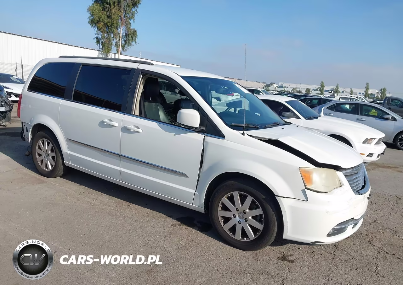 2013 Chrysler Town & Country Touring – zdjęcie 1 z 11