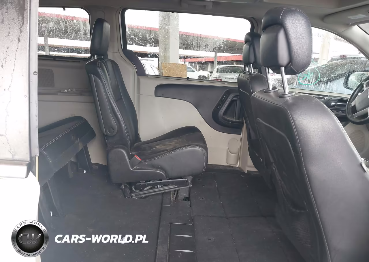 2016 Chrysler Town & Country Touring-L Anniversary Edition VIN:2C4RC1CG0GR189665 - 8