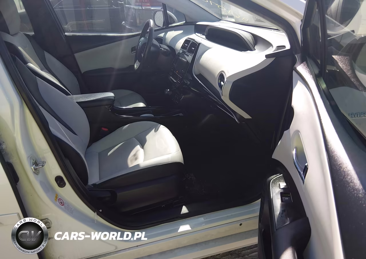 2016 Toyota Prius Four Touring VIN:JTDKARFU1G3024112 - 5