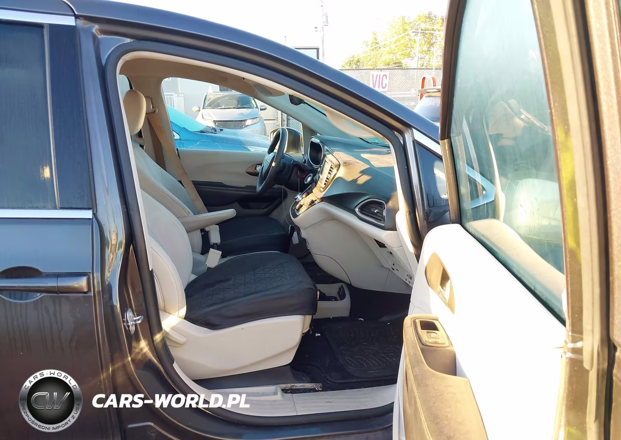 2017 Chrysler Pacifica Lx VIN:2C4RC1CG1HR657386 - 5