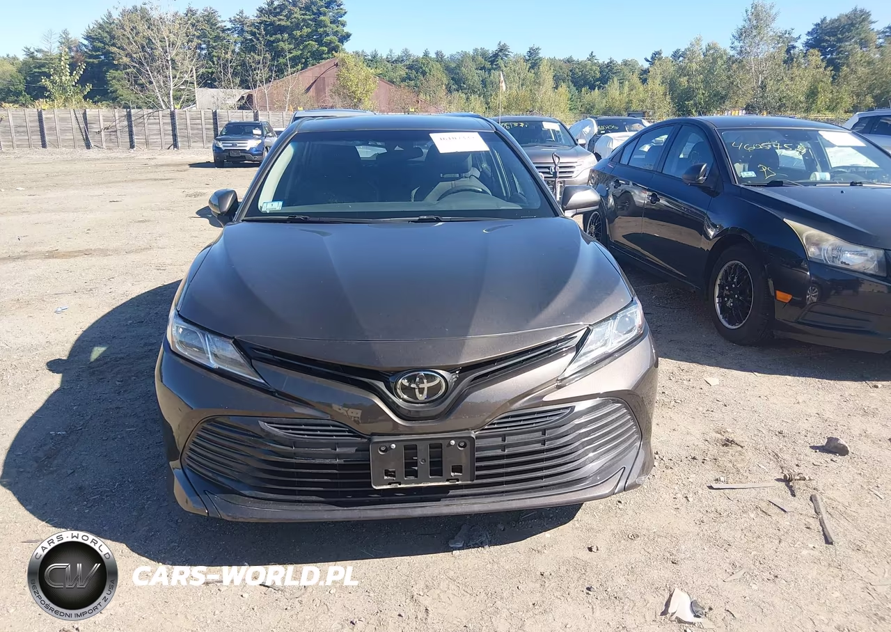 2018 Toyota Camry Le VIN:4T1B11HK2JU061714 - 11